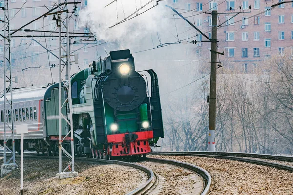 レトロな列車は駅舎から出発します。モスクワ. — ストック写真