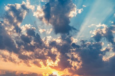 Yağmurdan sonra gün batımında gökyüzünde inanılmaz bulut manzarası.