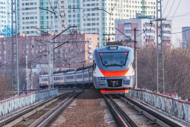 Yolcu treni bahar sabahı köprüden geçer..