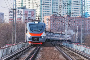 Yolcu treni Köprüsü aracılığıyla taşır.