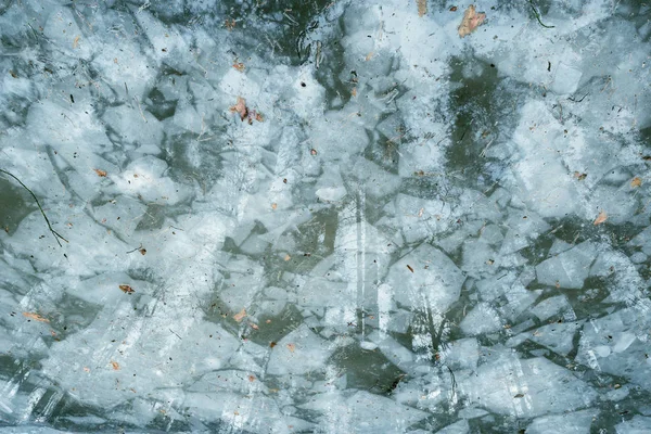 Delar av isen i sjön vatten. — Stockfoto