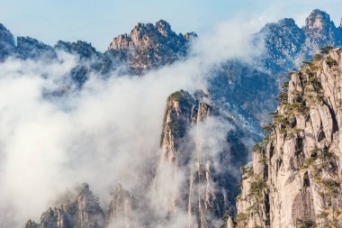 Huangshan Ulusal Parkı 'nın dağ tepelerindeki bulutlar. Çin.