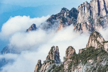 Huangshan Ulusal Parkı 'nın dağ tepelerindeki bulutlar.