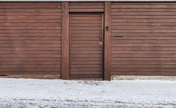 Houten modern hek en deur in de winter. — Stockfoto