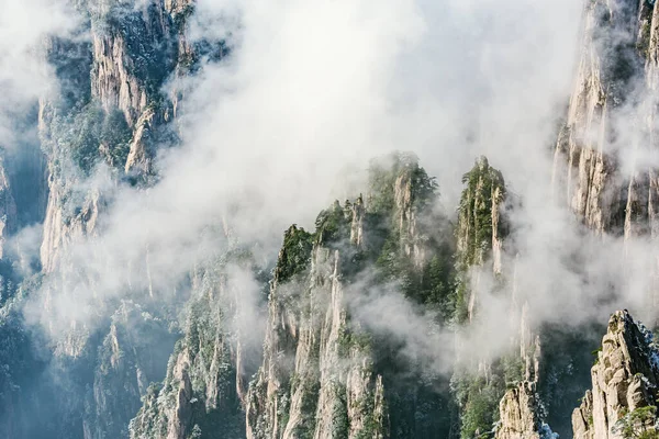 黄山国家公园山巅的云彩. — 图库照片