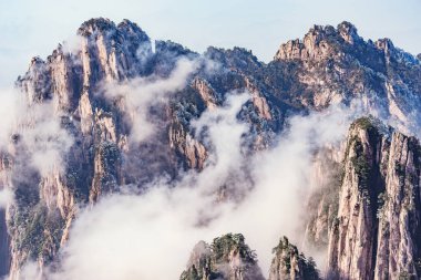 Huangshan Ulusal Parkı 'nın dağ tepelerindeki bulutlar.