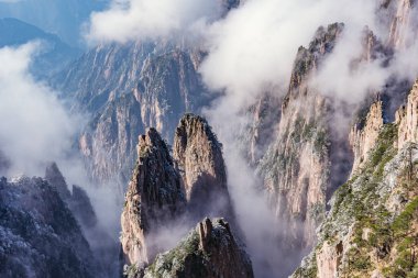 Huangshan Ulusal Parkı 'nın dağ tepelerindeki bulutlar.
