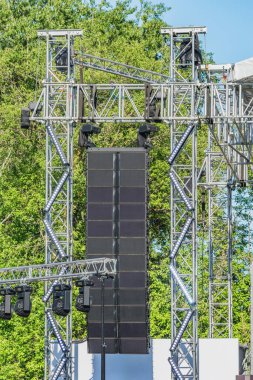 Konser saatinde sahne tarafından ses sistemi. Açık hava etkinlik ekipmanları. Yaz açık hava müzik festivali hazırlık.