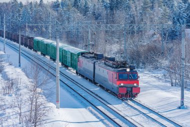 Yük treni güneşli kış günlerinde hareket eder..