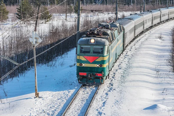 Tren de pasajeros se acerca a la estación en invierno por la mañana . — Foto de Stock