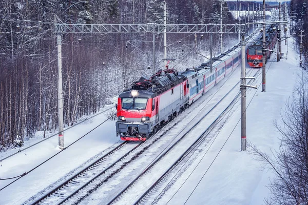 O trem de passageiros se aproxima da estação no horário da manhã de inverno . — Fotografia de Stock