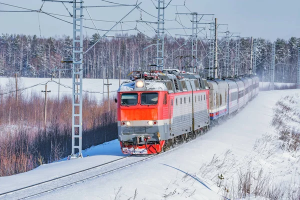 O trem de passageiros de Vladivostok move-se na hora da manhã de inverno . — Fotografia de Stock