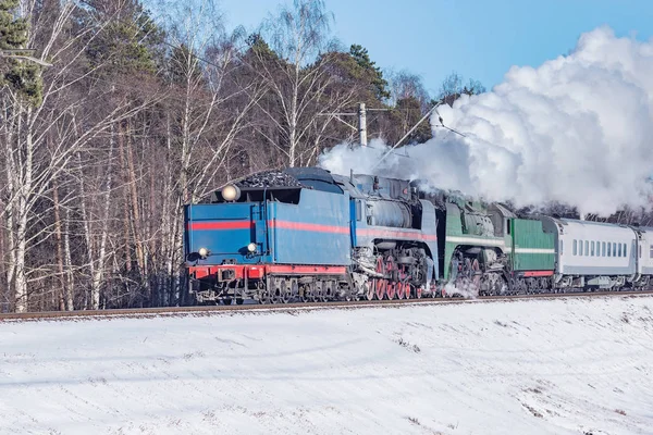 冬の昼間はレトロな列車が動く. — ストック写真