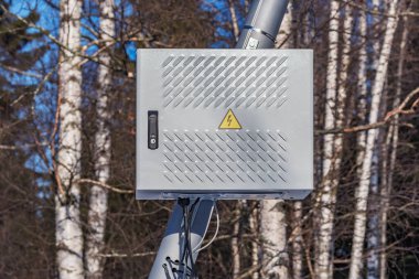 Sokak fenerinde elektrik teçhizatı olan metal kutu..