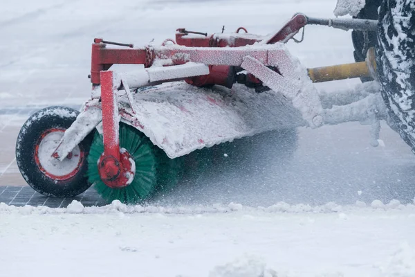 Část pracujícího čističe sněhu na ulici v zimním období. — Stock fotografie