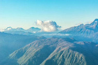 Gün batımında Kafkasya dağları. Soçi. Rusya.
