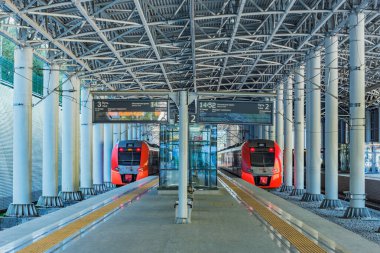 Roza Khutor İstasyonu, Rusya., 15 Ekim 2019: Sochi 'ye giden yolcu trenleri kalkıştan önce platformun yanında duruyor.