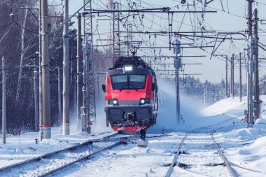 Yüksek hızlı tren kış zamanı istasyona yaklaşır..