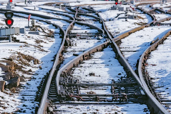 Tory kolejowe na dużej stacji w ciągu dnia. — Zdjęcie stockowe