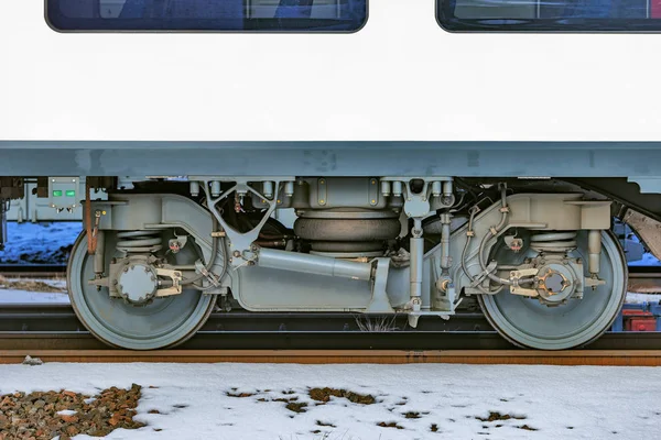 Wielen van de hogesnelheidstrein op het station. — Stockfoto