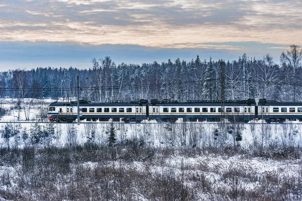 Tren de pasajeros se acerca a la estación . — Foto de Stock