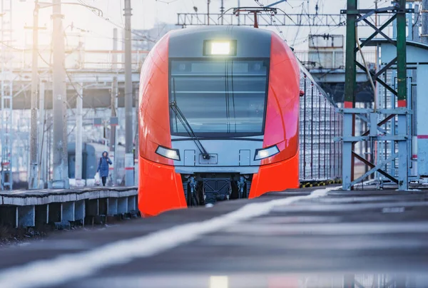 El tren de alta velocidad se acerca a la estación a la hora de la tarde. Moscú. Rusia . — Foto de Stock