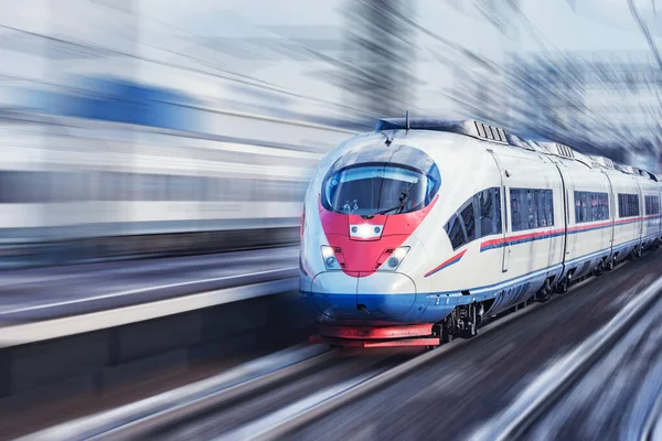 Treno Alta Velocità Avvicina Alla Piattaforma Della Stazione Durante Giornata — Foto Stock
