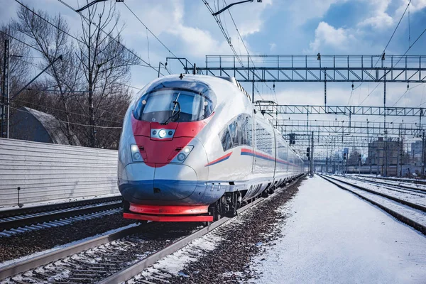 Yüksek Hızlı Tren Kış Saatinde Istasyona Yaklaşır — Stok fotoğraf