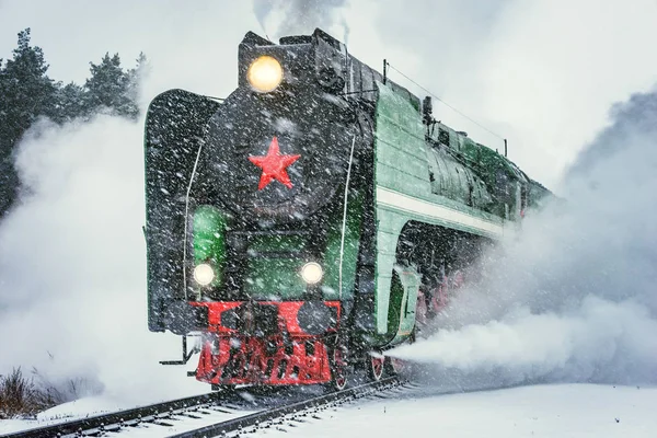Retro Parní Vlak Odjíždí Nádraží Zimním Zasněženém Čase — Stock fotografie