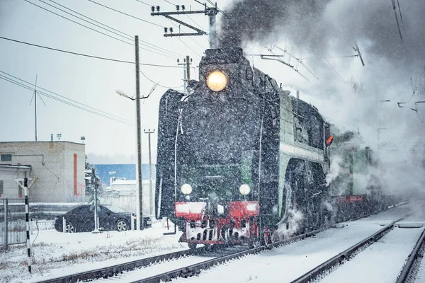 Retro Stoomtrein Vertrekt Winter Besneeuwde Tijd — Stockfoto