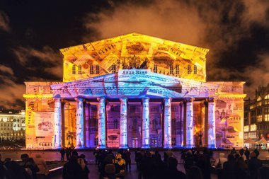 Devlet Akademisi Bolşoy Tiyatrosu ve Bale Uluslararası Açık Hava Festivali için aydınlatıldı Işık Çemberi.