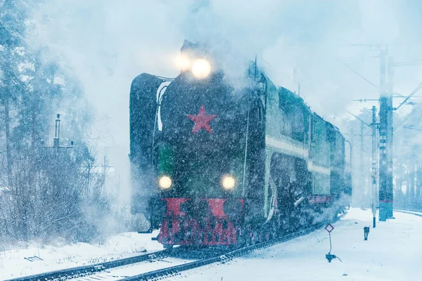 Retro Parní Vlak Odjíždí Nádraží Zimním Zasněženém Čase — Stock fotografie