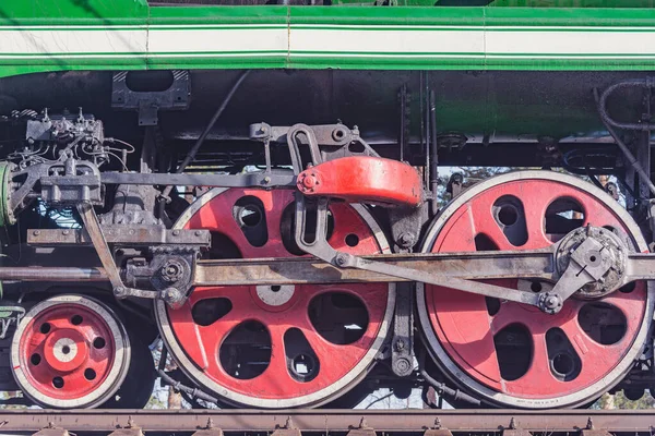 Platformun Yanında Duran Eski Buhar Treninin Tekerlekleri — Stok fotoğraf