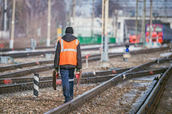 Operaio Ferroviario Cammina Sul Territorio Della Stazione Ferroviaria — Foto Stock