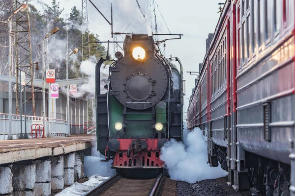 Retro Pociąg Parowy Odjeżdża Peronu Dworca Kolejowego — Zdjęcie stockowe
