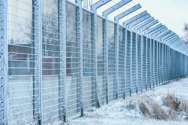 Металлический Забор Вокруг Ограниченной Территории Зимнее Время Суток — стоковое фото