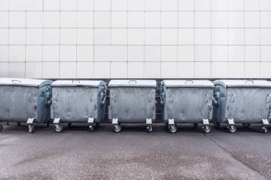 Süpermarketin atık toplama konteynırları.