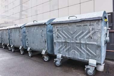 Süpermarketin atık toplama konteynırları.