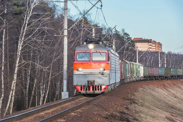 Tren Mercancías Mueve Por Bosque Primavera — Foto de Stock