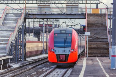 Yüksek hızlı tren kış zamanı istasyon platformu boyunca hareket eder..