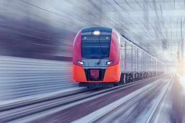 Yüksek hızlı tren kış akşamı istasyona yaklaşır..