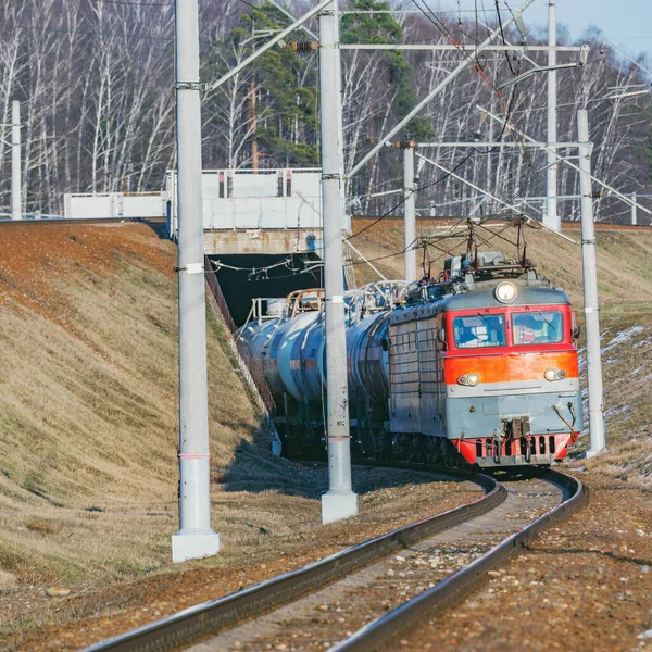 货运列车在春天里穿过隧道 — 图库照片