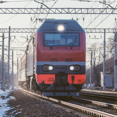 Yolcu treni ilkbahar da istasyona yaklaşıyor.