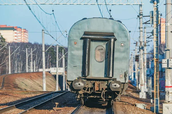 駅に近づく旅客列車の最後の馬車 — ストック写真