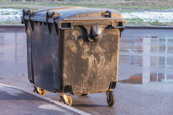 在城市街道上收集废物的容器 — 图库照片