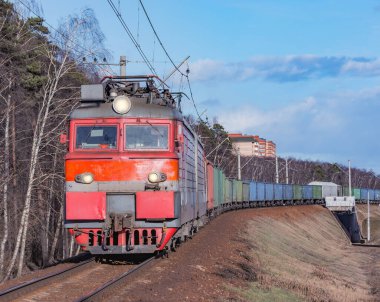 Yük treni bahar ormanından geçiyor..
