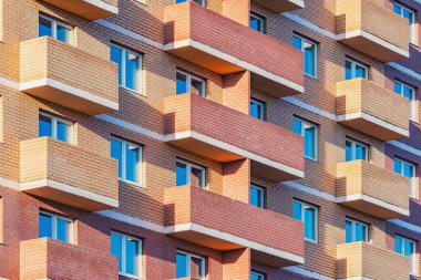 Yeni apartmanın balkonları ve pencereleri.