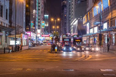 Hong Kong - 11 Aralık 2016: Kowloon 'da akşam Nathan yol manzarası.