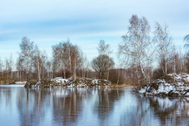 Kış günü gölde eriyen buzlar.