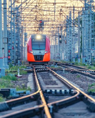 Yüksek hızlı tren gün batımında istasyondan hareket eder..